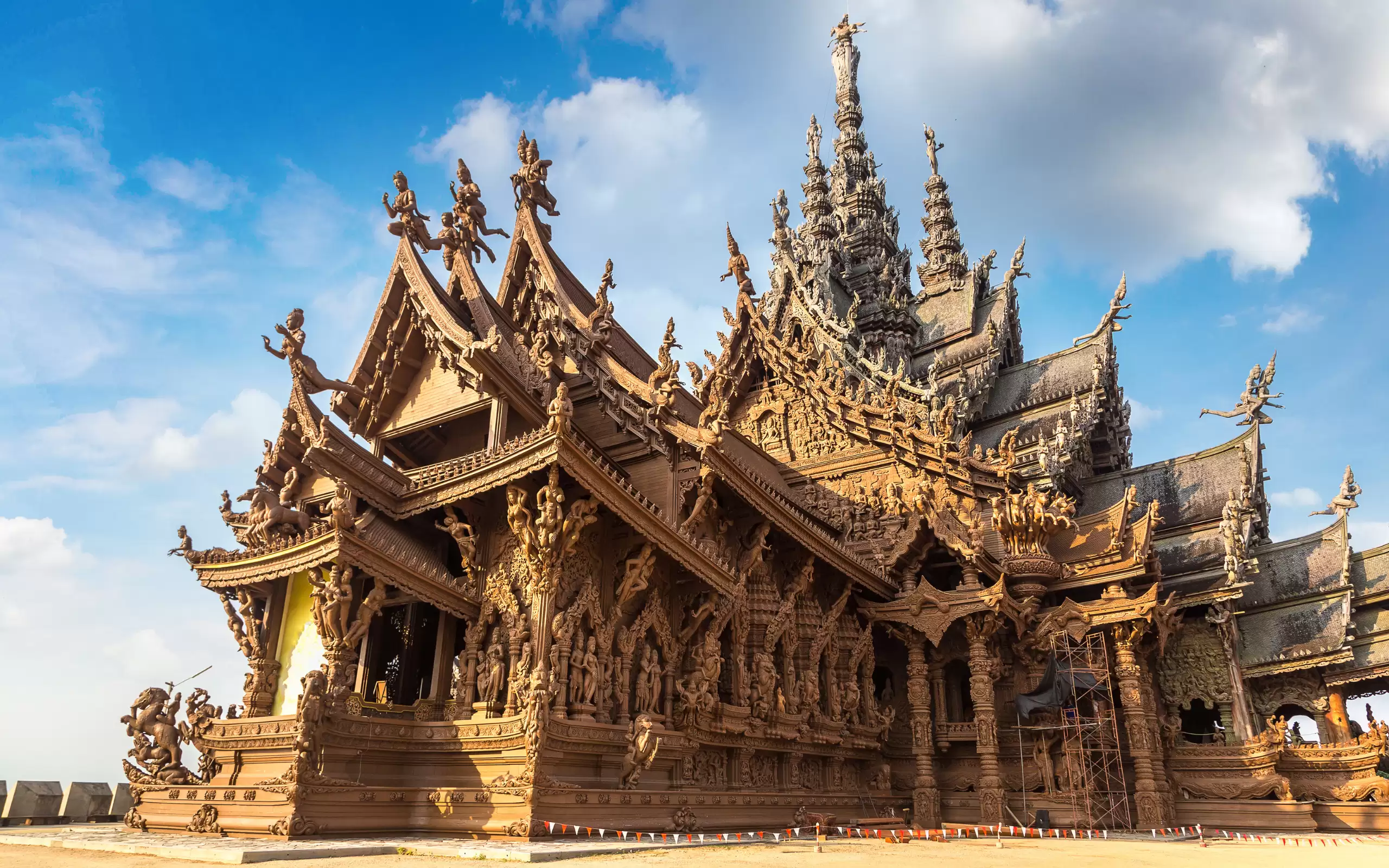 lau-dai-su-that-Du-Lich-Pattaya